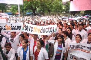 Medical students protest to 'save the doctor' atJantar Mantar