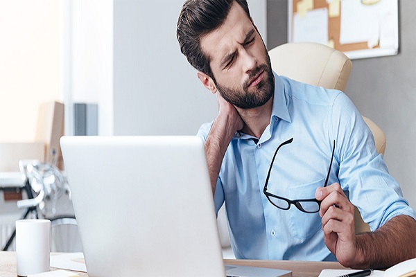Almost 24 % of young IT professionals suffer from neck pain, here’s why