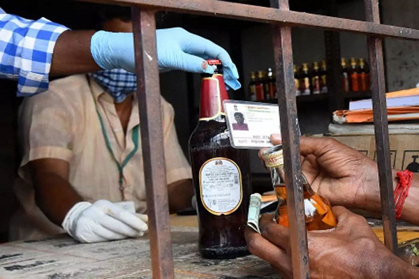 Delhi: Govt discourages overcrowding at liquor shops, launches e-token system